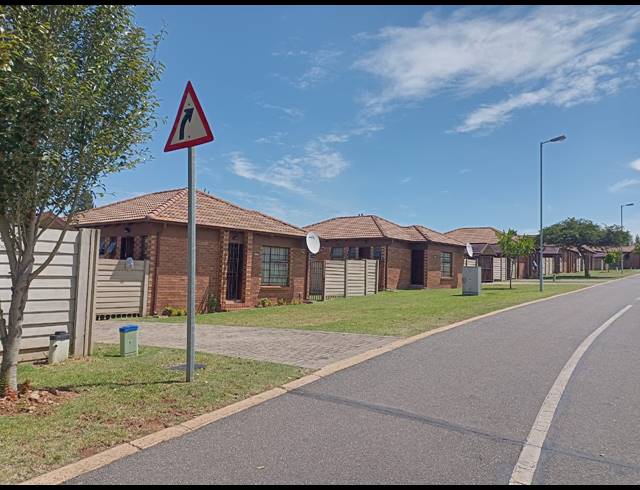 3 BEDROOM FREEHOLD FOR SALE IN THATCH HILL ESTATE